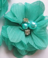teal bloem met strass/parel op clip (klein)