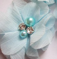 lichtblauw bloem met strass/parel op clip (klein)