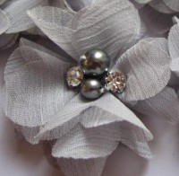 lichtgrijs bloem met strass/parel op clip (klein)