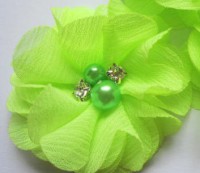 neongele bloem met strass/parel op clip (klein)