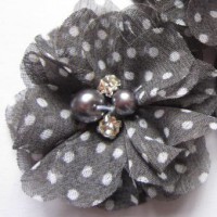 donkergrijs met witte stipjes bloem met strass/parel op clipje (klein)