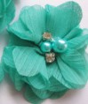 teal bloem met strass/parel op clip (klein)