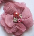 oudroze bloem met strass/parel op clip (klein)