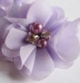 lila bloem met strass/parel op clip (klein)
