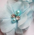 lichtblauw bloem met strass/parel op clip (klein)