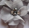 lichtgrijs bloem met strass/parel op clip (klein)