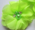 neongele bloem met strass/parel op clip (klein)