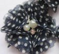 navy met witte stipjes bloem met strass/parel op clipje (klein)